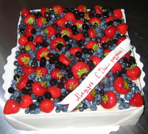 Праздничный торт Ягодное изобилие: сливки и море ягод КЛУБНИКА и ГОЛУБИКА